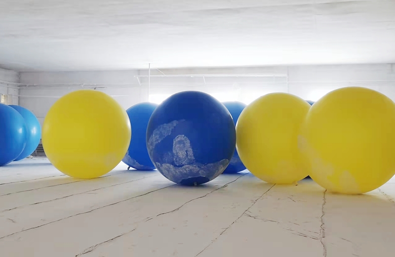 Гигантски цветен балон